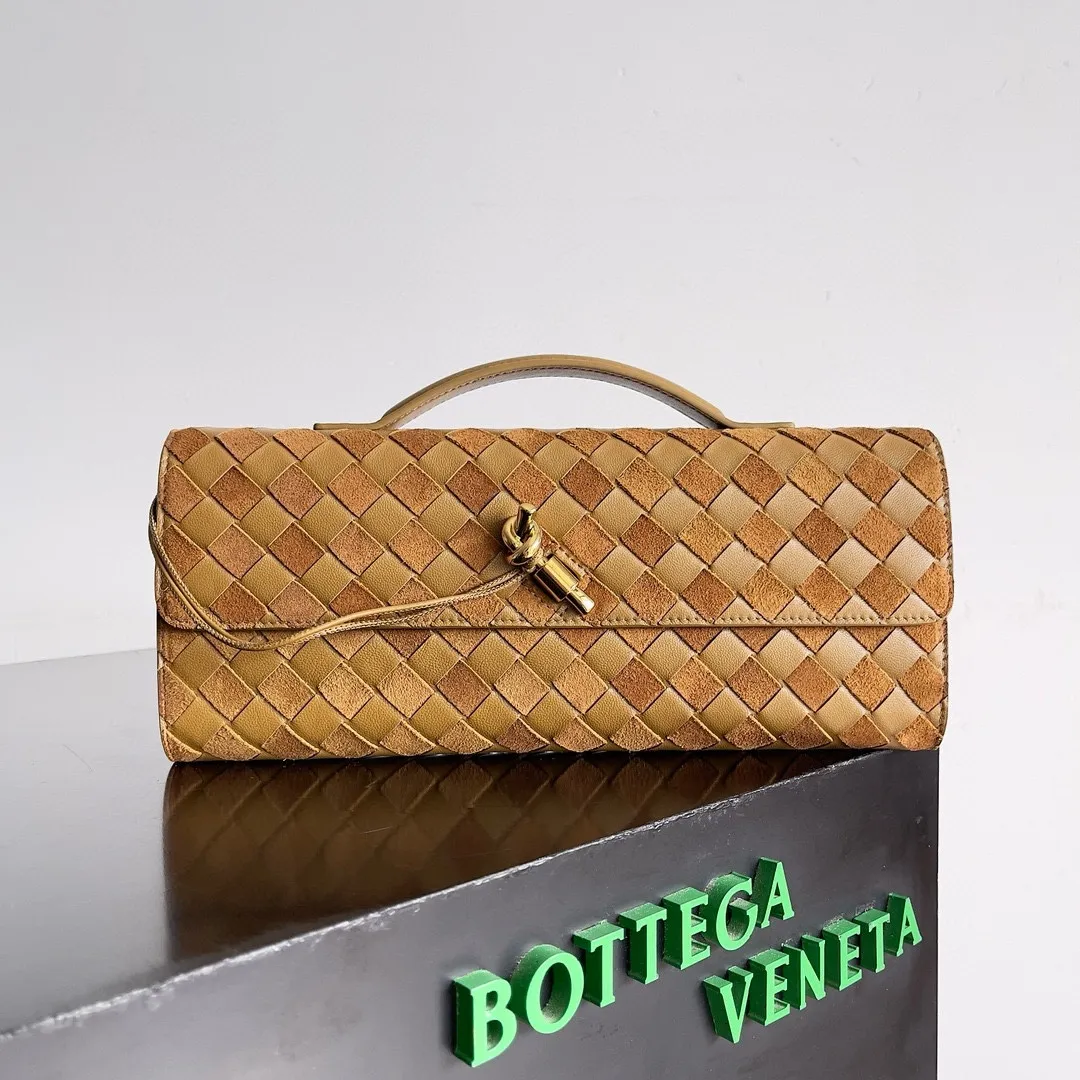 The batch of 1360 BV Andiamo evening handbags has been heavily planted again~ The designer aesthetics in the era of economic downturn are back. I fell in love with it at first sight and can't put it down. It's so beautiful and full of aura. The shape and texture are very competitive. It's light in weight and has sufficient capacity. It's a must-have for fashion people. It's suitable for many occasions, minimalist, high-end and light luxury. Model No.: 741511 (800754) Size: 31*13*3cm